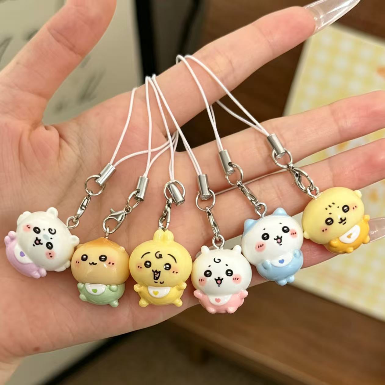 Baby Clothing For Girls - かわいい小さな樹脂製ペンダント、キュートなベビー服のうさぎハチワレ風スマホストラップ、ミニキーホルダー、小さなバッグチャーム、女子学生へのプレゼント